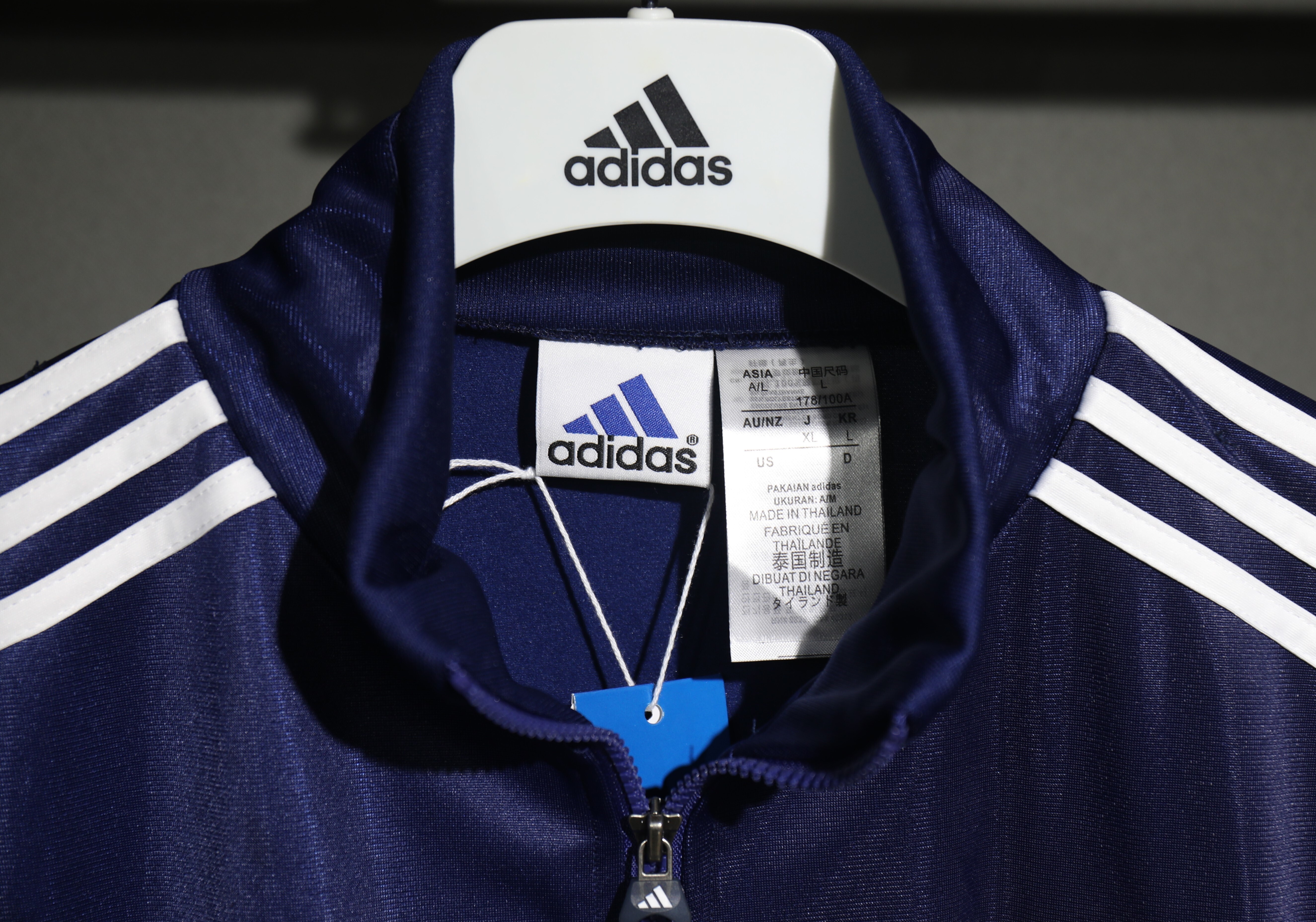 25/26 Real Madrid Navy Blue Sweatshirt - Image 9